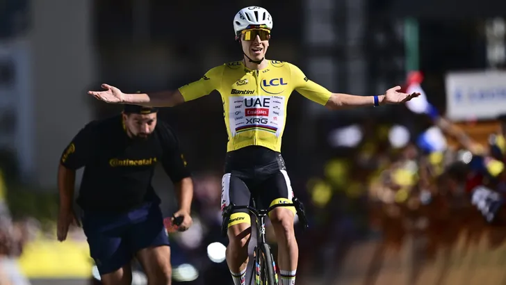 Even was er hoop bij de concurrentie dat Tadej Pogacar ziekjes was, maar dat bleek op Alpe d'Huez geenszins het geval. Hij dook ver onder de toptijd van Marco Pantani uit het verleden.