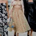 Vriendinnen met stijlvolle jurken aan tijdens fashion week.