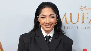 April Darby op de rode loper bij de première van Mufasa The Lion King