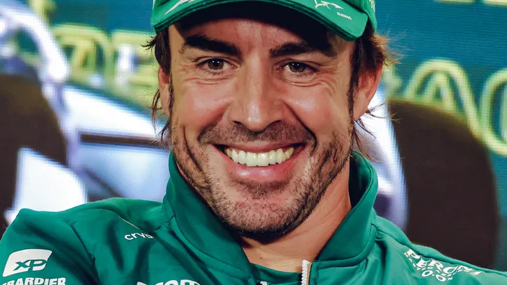 Alonso haalt uit naar Hamilton: 'Hij wordt oud!'