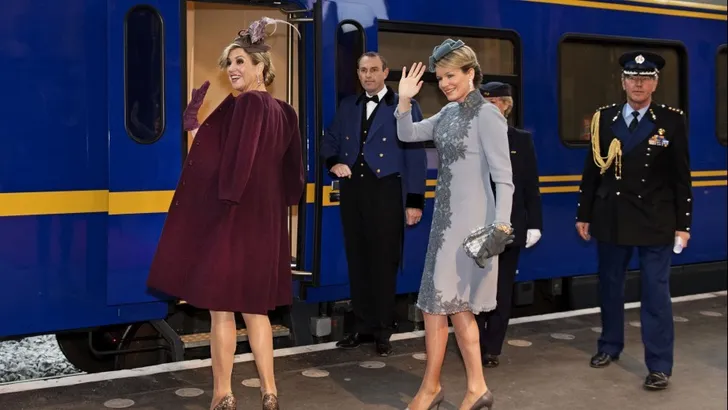 Zien: Máxima en Mathilde nemen de trein