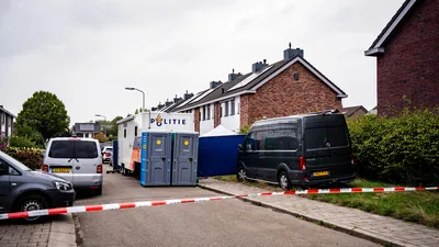 De politie doet onderzoek aan de Léharstraat in Eerbeek.