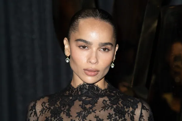 Zoë Kravitz bij de Saint Laurent Lente/Zomer 2025-show