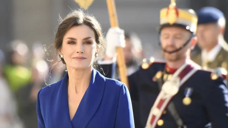 Royal Blue: Koningin Letizia steelt de show met een sexy split