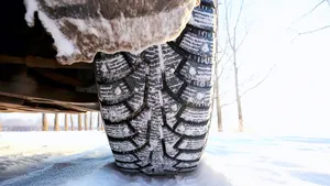 Professionele coureurs vergelijken winter- en zomerbanden in de sneeuw