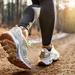 Wandelen op witte sneakers over bospad