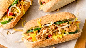 Lunch-inspiratie: Saté sandwich met pulled oesterzwam