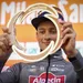 mathieu van der poel met de trofee in milaan-sanremo