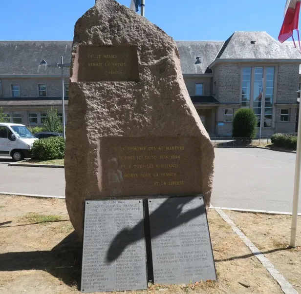Oorlogsment op de Place Voltaire in Ussel