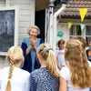 Buitenspelen met Bea: prinses voor het eerst sinds corona-uitbraak weer in openbaar gespot