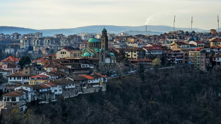 Sfeerbeeld van de skyline van Veliko Tarnovo (Bulgarije).
