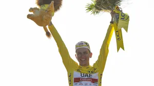 Tadej Pogacar wint Vélo d'Or, voor Primoz Roglic en Wout van Aert