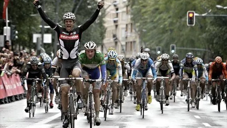 Bos pakt bloemen in slotrit Ronde van Murcia