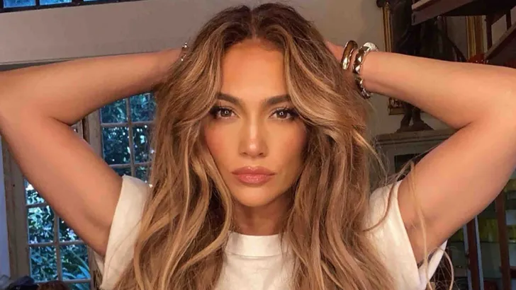 Jennifer Lopez showt decolleté op Instagram [+Foto’s]