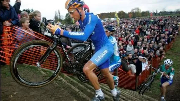 Sven Nys blijft drager van het blauwe UCI-tricot