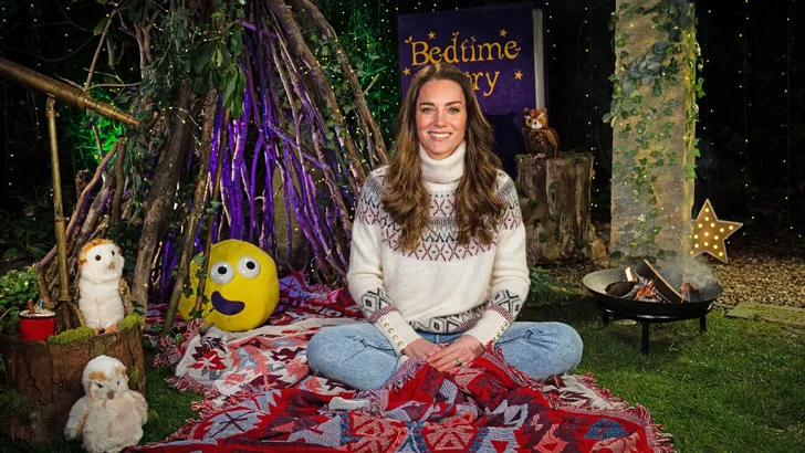 Hertogin Kate leest voor op tv, is een hit! 