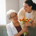 Moederdag cadeaus - vrouw geeft moeder een cadeau