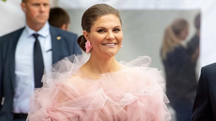 Kroonprinses Victoria van Zweden headbangend bij Metallica