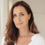 Powervrouw Jetske Ultee over geld, succes en haar carrière. – Foto van Jetske Ultee in witte outfit in lichte kamer.