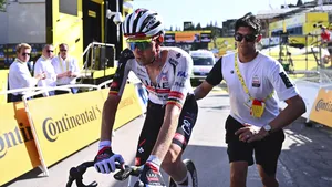 Tim Wellens komt net voor de tijdslimiet binnen in de achtiende etappe