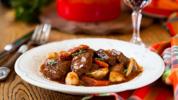 Boeuf Bourguignon met wortelen, uien en champignons: een simpel maar zalig gerecht voor een stressvrije kerst.