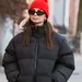 Emily Ratajkowski op straat gespot in een zwarte puffer jacket in New York