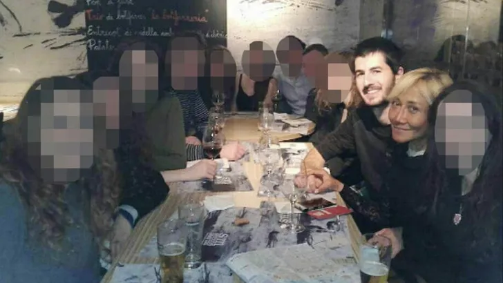 De laatste foto’s van Florent: met Samba, zijn vriendin, aan tafel in een hostel