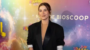 Victoria Koblenko vertelt openhartig over vervroegde overgang. – Foto van Victoria Koblenko in zwarte blazer bij première Juf Braaksel, december 2024.