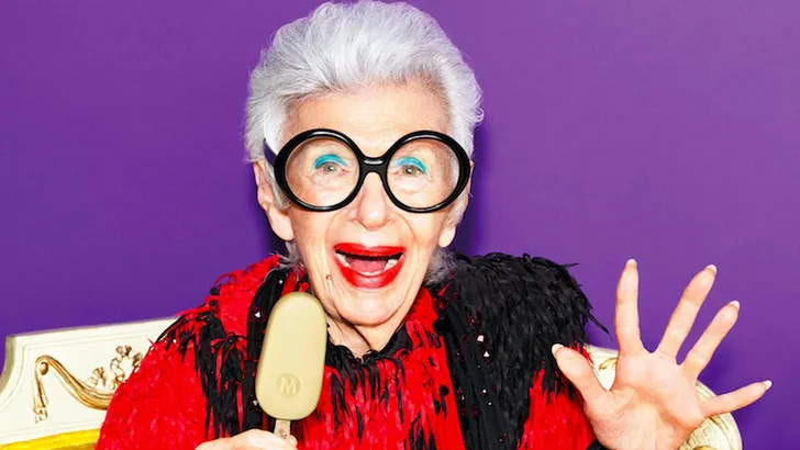 Gefeliciteerd, Iris Apfel, en nu lachend op naar de 100!