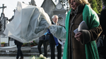 Covite-voorzitter Consuelo Ordóñez legt bloemen bij het graf van haar door de ETA ver- moorde broer Gregorio