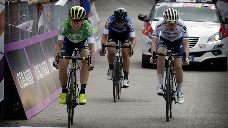 Annemiek van Vleuten wint, Anna Van der Breggen pakt roze