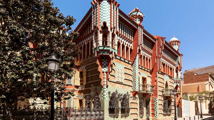 Je kunt nu logeren in Gaudi's Art Nouveau parel 