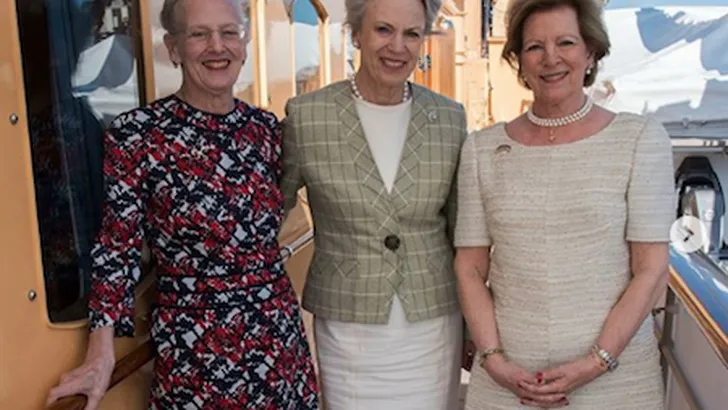 Koningin Margrethe maakt kinderfoto na