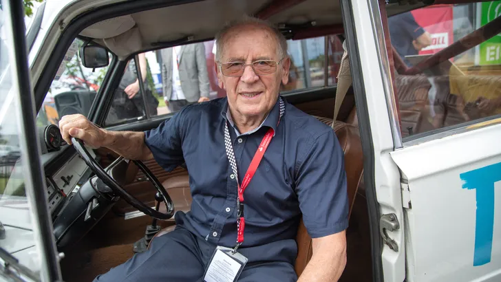 91-jarige rallyheld aan de start van WRC Safari Rally