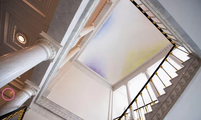 Had jij 'm gespot? Het portretje bevindt zich boven de ingang van de Indische zaal.