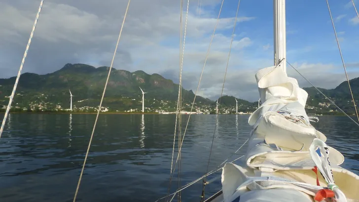 De groene heuvels rond Victoria op de Seychellen