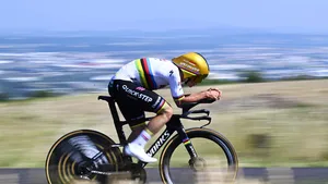 remco evenepoel rijdt tijdrit