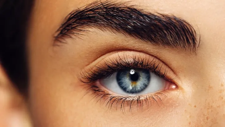 Jonger door je wenkbrauwen, dít moet je doen 