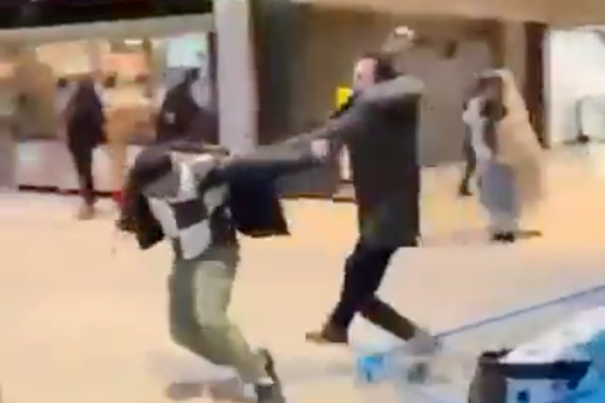 VIDEO | Man met hakbijl zaait paniek in Nijmeegs winkelcentrum