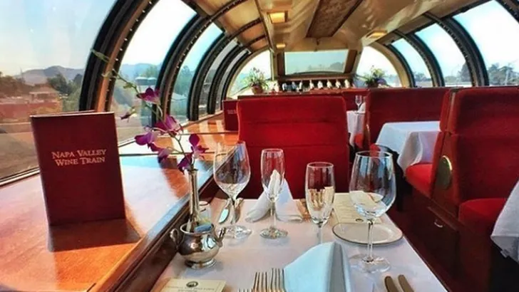 Wining & dining: deze luxe 'wijntrein' voert je langs beroemde wijnhuizen