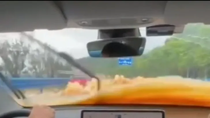 Chinese Tesla's rammen dwars door overstromingen (video's)