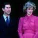 Lady Di met de iconische jurk aan.