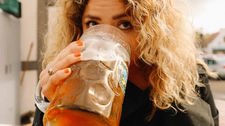 Vrouw zet haar leven op het spel voor bier