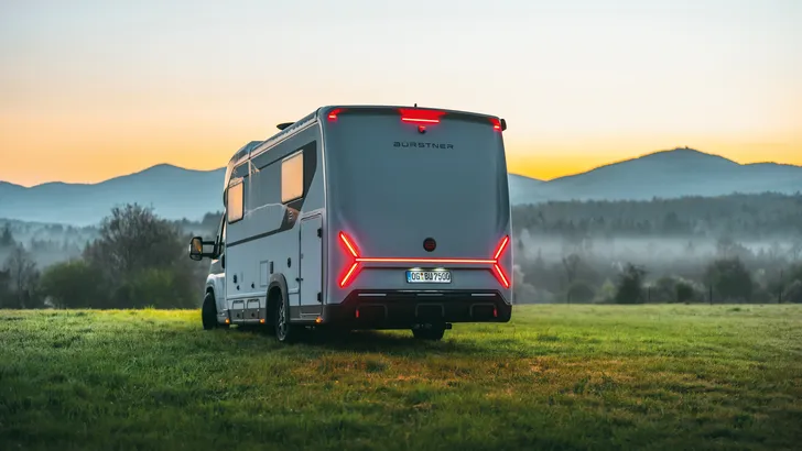 Bürstner Signature-camper tijdens zonsondergang in een berglandschap