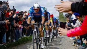 Mathieu van der Poel in volle inspanning op de kasseien tijdens zijn achtervolging in Parijs-Roubaix.