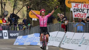 Michael Valgreen komt juichend over de finish in Tirreno-Adriatico.
