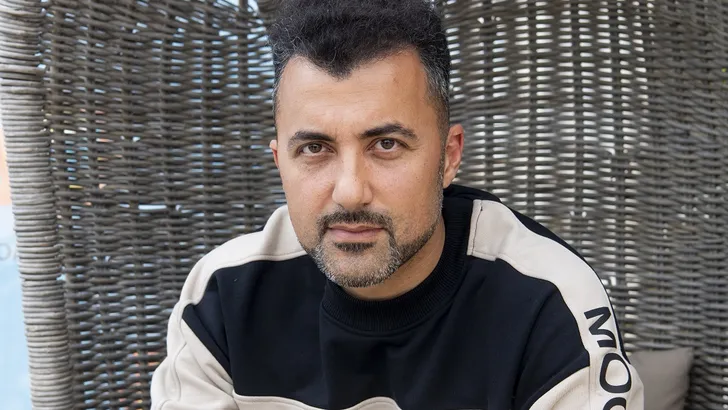 Özcan Akyol ontvangt Ad Visser in De Geknipte Gast