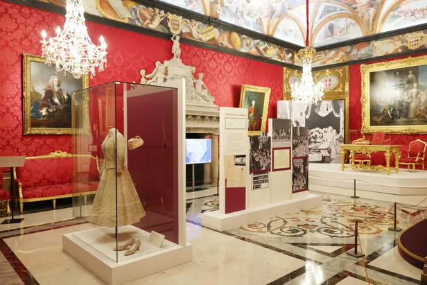 Tentoonstelling huwelijk prinses Grace en prins Rainier van Monaco: de troonzaal met outfits en meubels van het burgerlijk huwelijk.