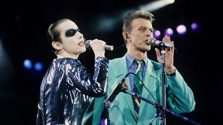 Annie Lennox and David Bowie perform "Under Pressure" 1992