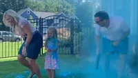 Gender reveal gaat mis: vader jaagt afgevuurde flare in eigen kruis (+video) 